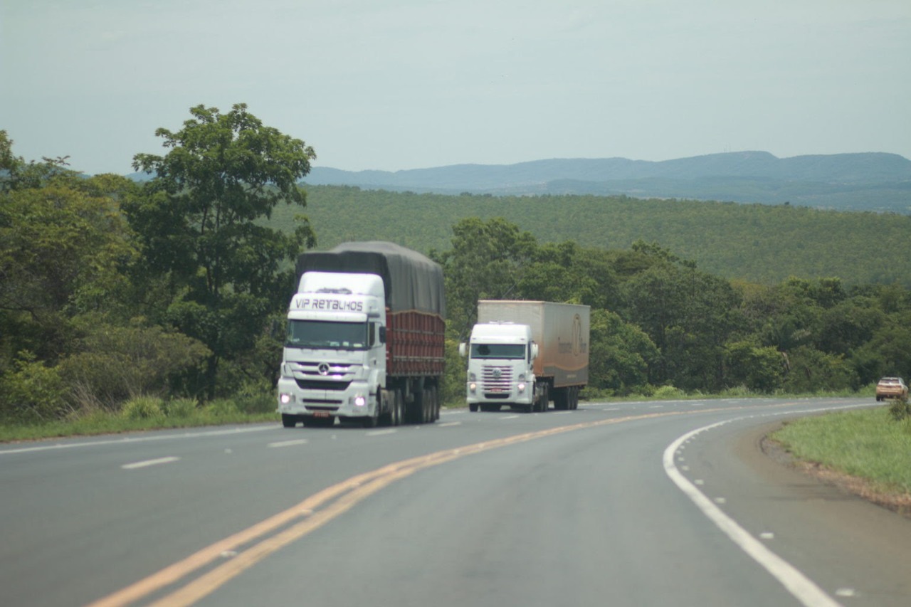 Movimento de pesados em estradas pedagiadas recua 2,4% em junho
